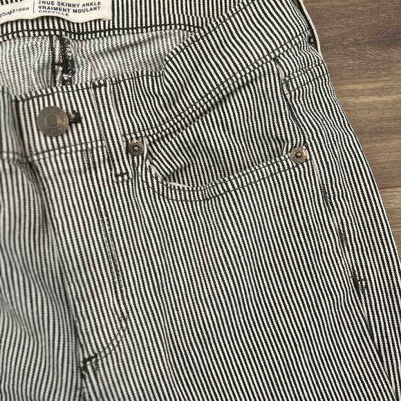 GAP Women's Pinstripe Skinny Jeans - Size 26 - Like New - Picture 6 of 9